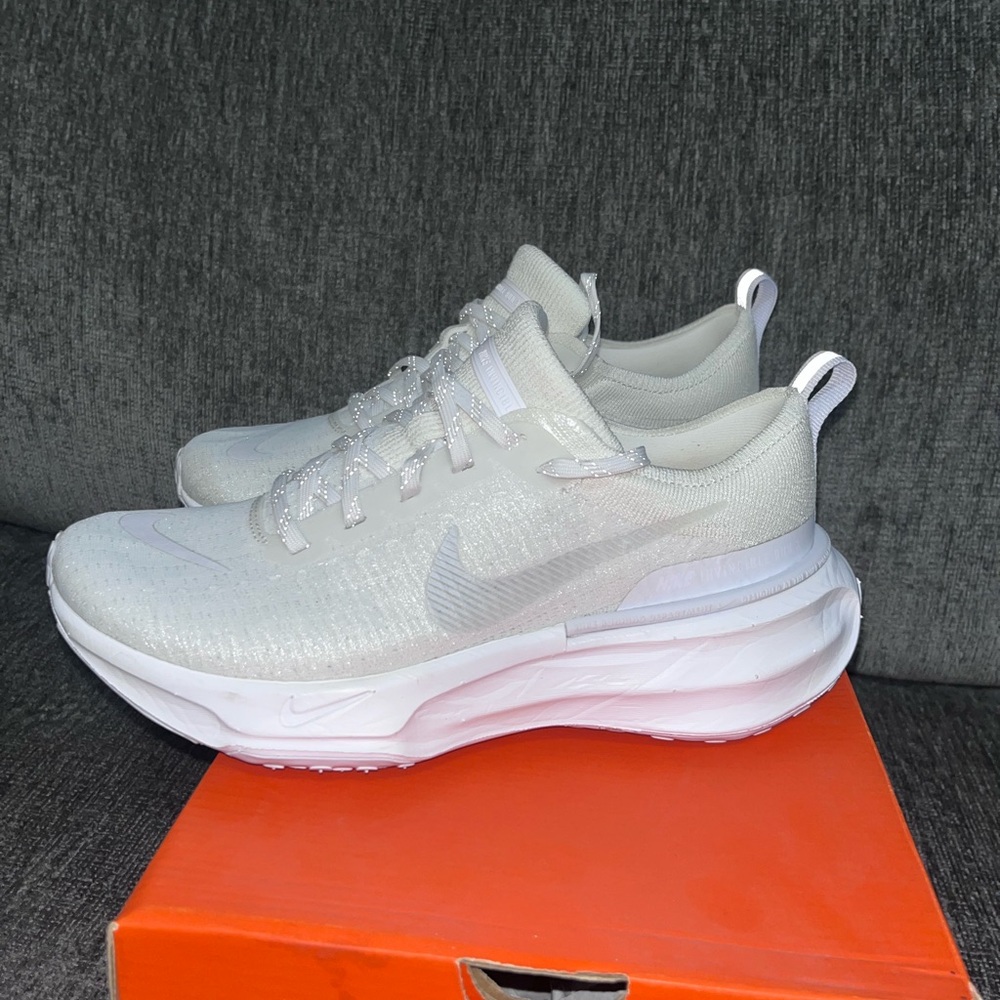 Nike White Athletic Running Shoes with Breathable Mesh